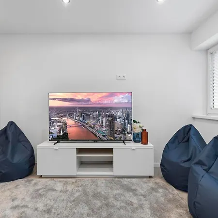 Quiet 3br House Perfect For Groups 아파트