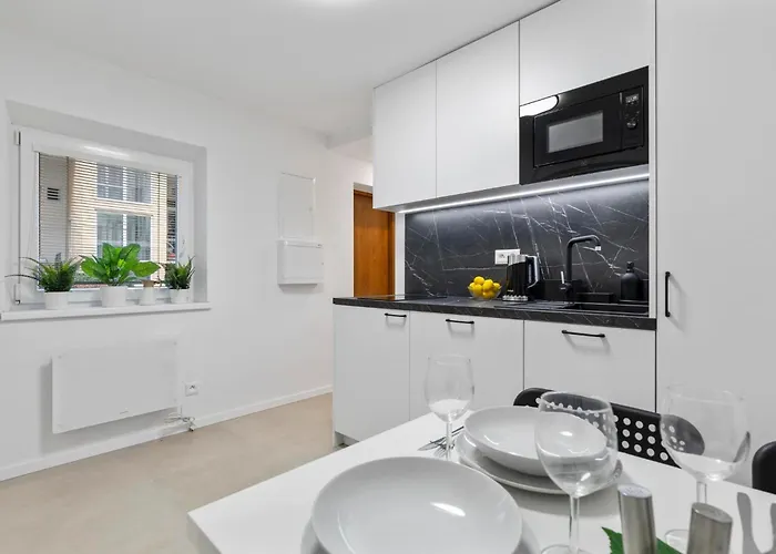 Quiet 3br House - Perfect For Groups 아파트 *